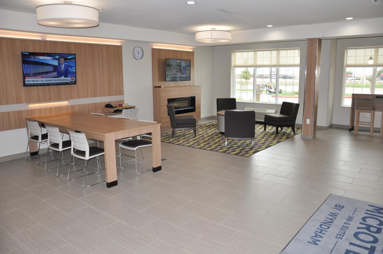 Microtel Inn & Suites By Wyndham Lubbock Esterno foto